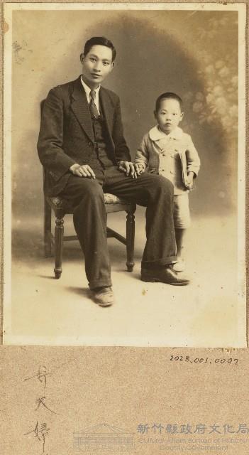 黃仁田與兒子合影藏品圖，第1張