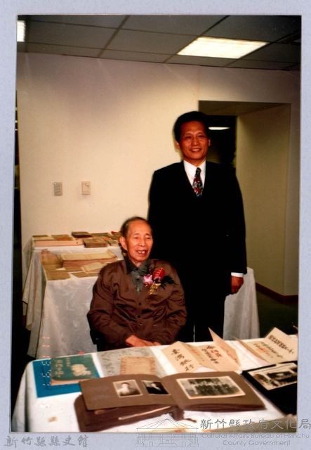 龍瑛宗翻拍照27：龍瑛宗與子劉知甫合照藏品圖，第1張