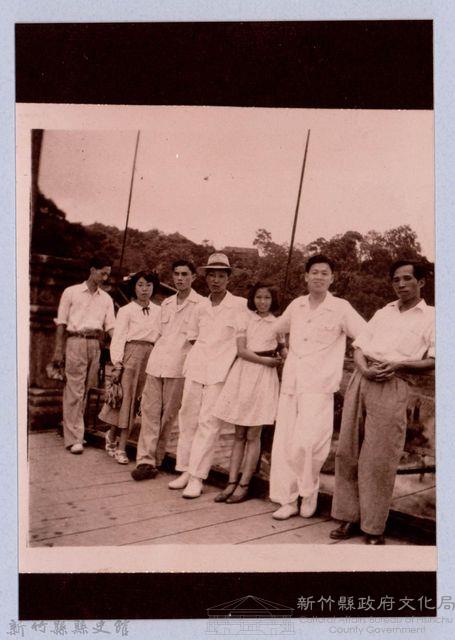 龍瑛宗翻拍照127：龍瑛宗與友人合影22藏品圖，第1張