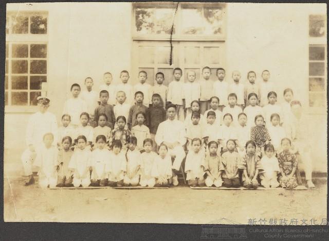 劉興熙關西公學校小學畢業照藏品圖，第1張