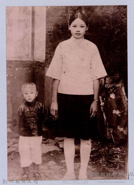 龍瑛宗翻拍照72：李耐與男童藏品圖，第1張