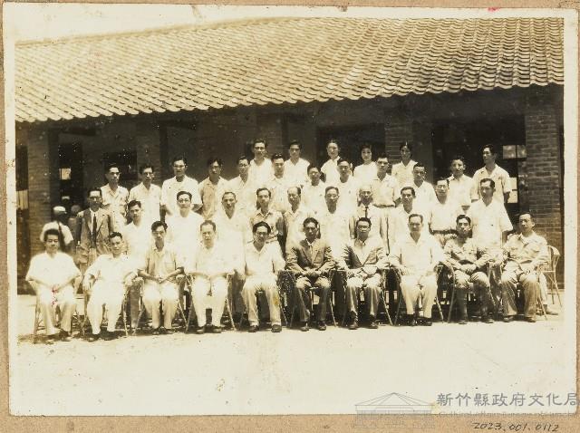 劉興熙關西農校校長教職員合照藏品圖，第1張