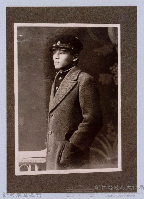 龍瑛宗翻拍照212：學生個人照32藏品圖，第1張