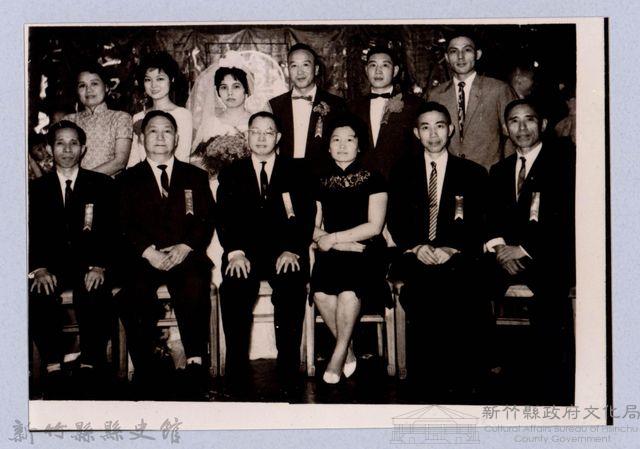 龍瑛宗翻拍照152：龍瑛宗與新人合影藏品圖，第1張