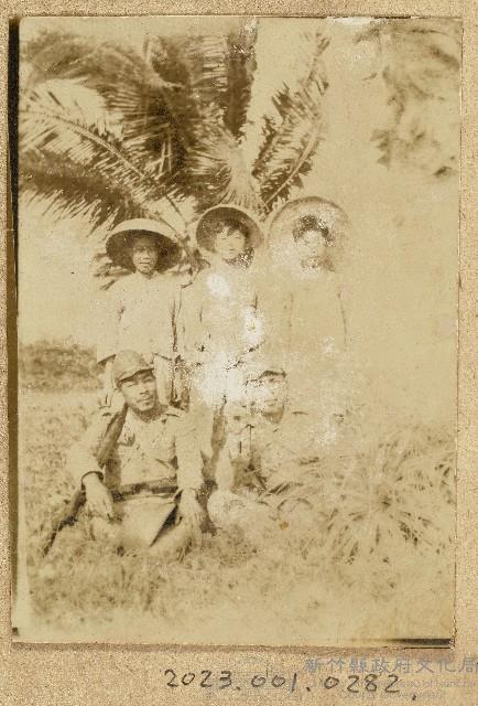 海南島當地學員與日本軍人合照藏品圖，第1張