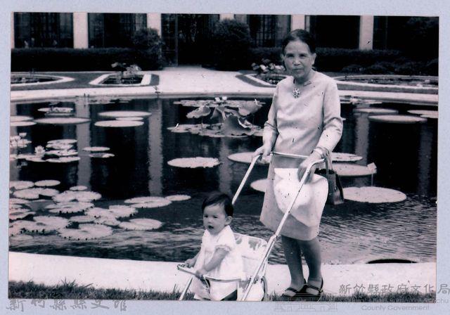 鄧雨賢相關照片13：鄧雨賢之妻鍾有妹育嬰照藏品圖，第1張