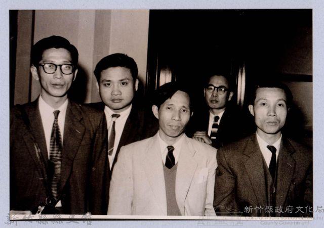 龍瑛宗翻拍照122：龍瑛宗與友人合影19藏品圖，第1張