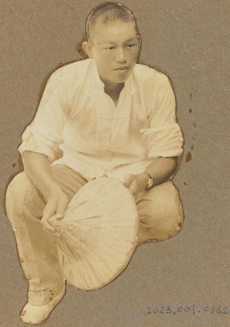 劉興熙持斗笠照片藏品圖，第1張