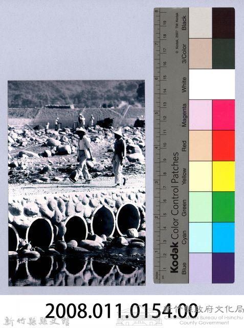 鄧雨賢相關照片145：行走於橋上的二人藏品圖，第4張
