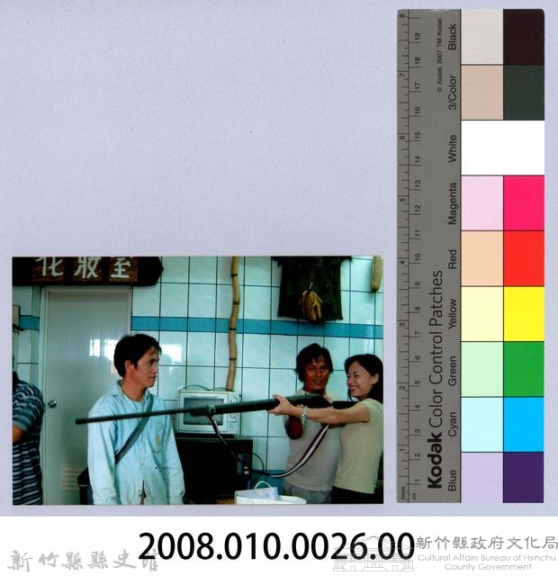 謝一如在以凡的文物館試用獵槍藏品圖，第4張