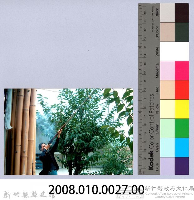 古慧君閉眼放獵槍藏品圖，第4張