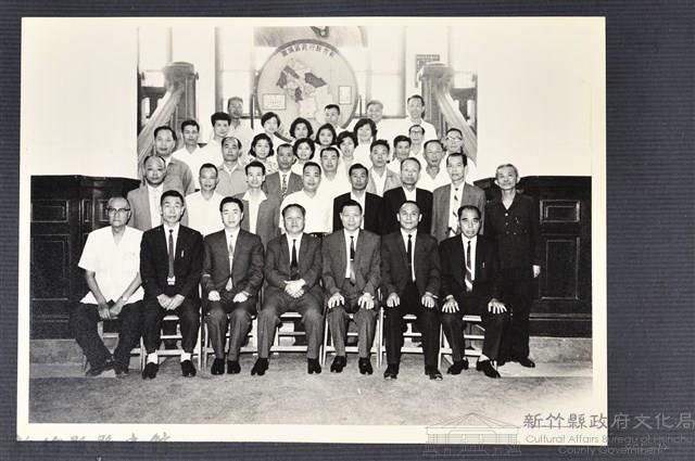 彭公瑞鷺縣長主持新竹縣政八年誌念：彭縣長與眾人合影-2藏品圖，第2張