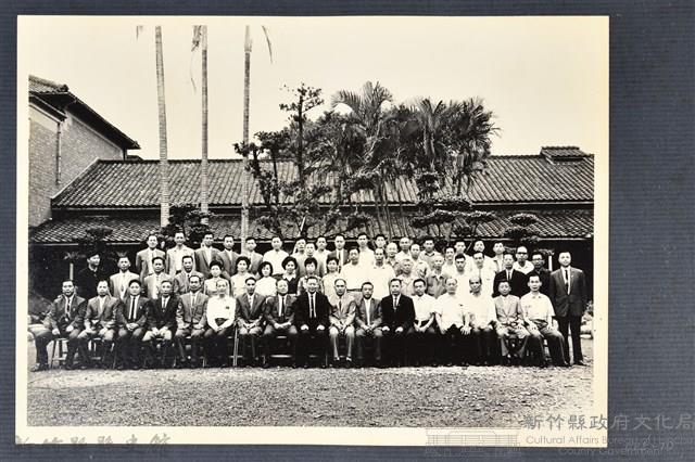 彭公瑞鷺縣長主持新竹縣政八年誌念：彭縣長與眾人合影-1藏品圖，第2張