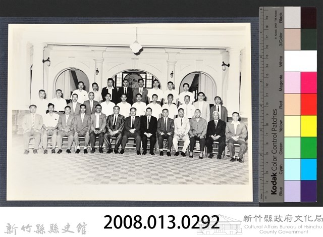 彭公瑞鷺縣長主持新竹縣政八年誌念：彭縣長與眾人在市政大廳合影-4藏品圖，第2張