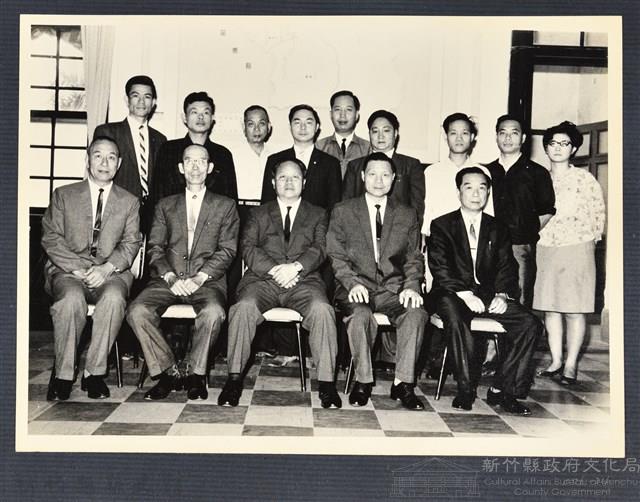 彭公瑞鷺縣長主持新竹縣政八年誌念：彭縣長與各行政官員合影藏品圖，第2張