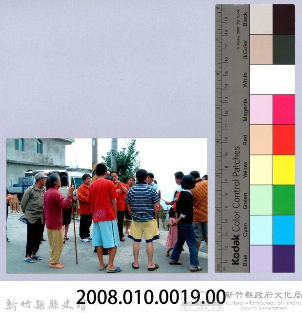 林柏燕老師、謝一如與部落族人藏品圖，第2張