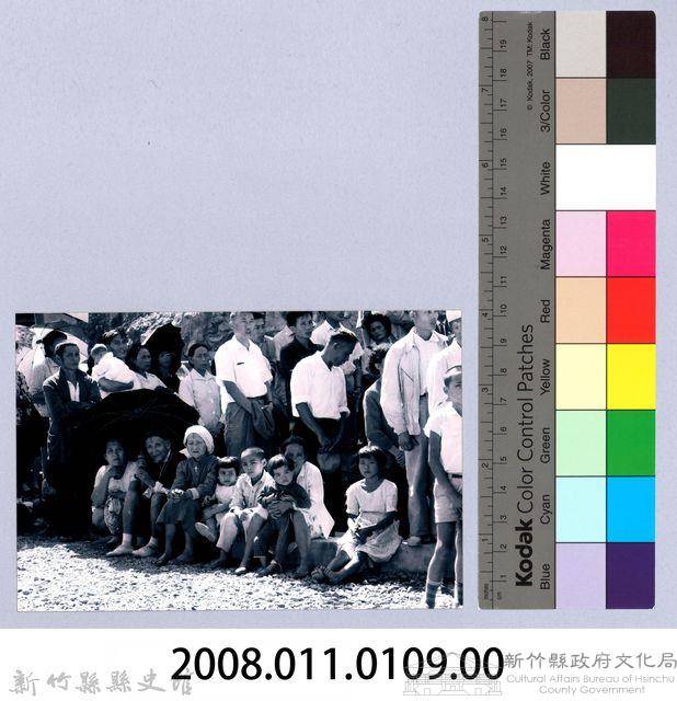 鄧雨賢相關照片100：眾人於豔陽下等待藏品圖，第2張