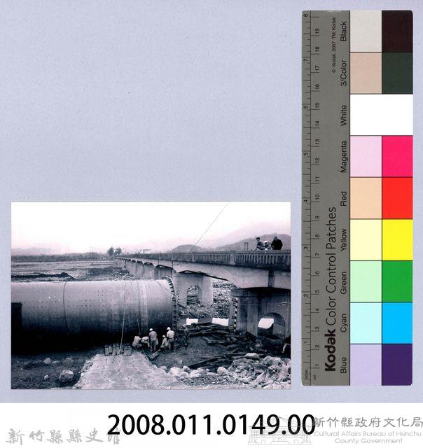 鄧雨賢相關照片140：於河床上施工照藏品圖，第2張