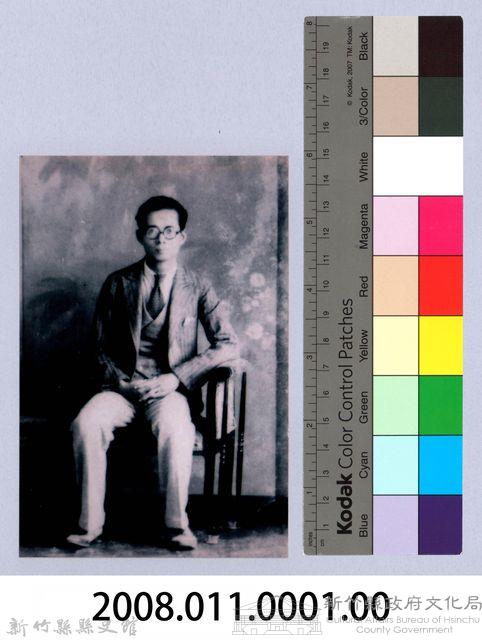 鄧雨賢個人照1：鄧雨賢於古倫美亞唱片公司時期坐姿獨照藏品圖，第2張