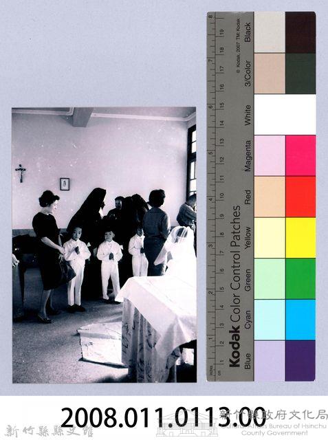 鄧雨賢相關照片104：男童於教堂禮拜藏品圖，第2張