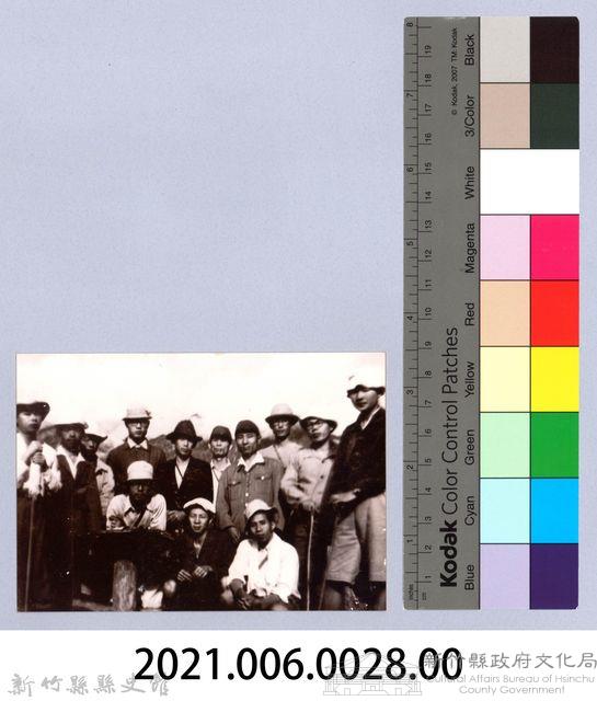 龍瑛宗翻拍照28：龍瑛宗與合作金庫同事合影1藏品圖，第2張