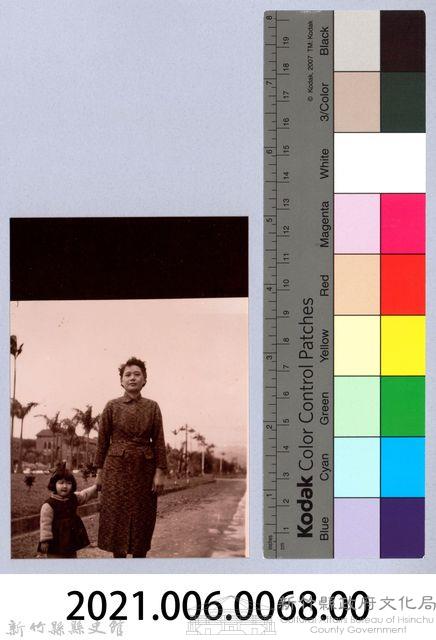 龍瑛宗翻拍照68：李耐與女童藏品圖，第2張