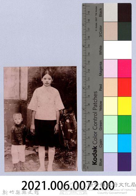 龍瑛宗翻拍照72：李耐與男童藏品圖，第2張