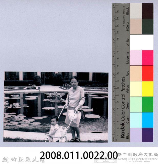 鄧雨賢相關照片13：鄧雨賢之妻鍾有妹育嬰照藏品圖，第2張