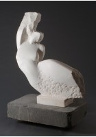 斜坐的女人的圖片