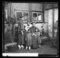 滿族婦女和她的兒媳及孫兒藏品圖，第1張