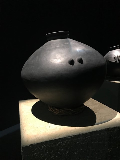 Handmade Traditional Ceramic Pot: Plumpness