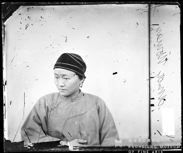戴著天鵝絨帽飾的女人藏品圖，第1張