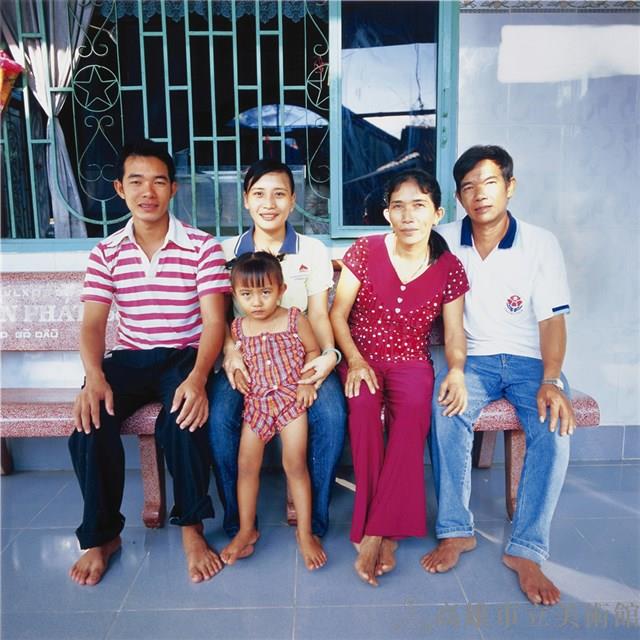 "Look Toward the Other Side—Song of Asian Brides (Ⅲ)": Kuei-hsiao's Family in Vietnam   Collection Image