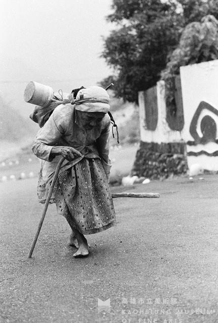 一百零二歲人瑞里阿斯到田裡工作藏品圖，第1張