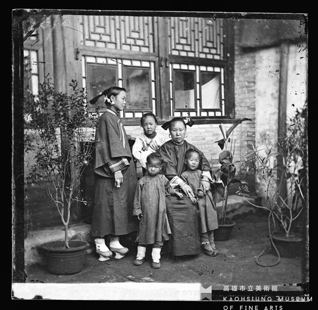 滿族婦女和她的兒媳及孫兒藏品圖，第1張