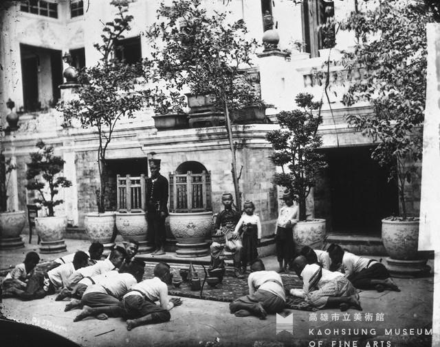 皇太子在皇宮前與他的隨行人員藏品圖，第1張