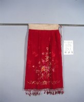 紅提花綢地彩繡蝶花紋裙藏品圖，第1張