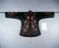 黑緞地立領對襟窄袖彩繡花卉紋女褂藏品圖，第1張