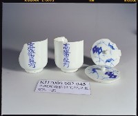 A047：花葉紋豆青瓷杯、A051：白瓷碗底足、A059：白瓷碗底足、A115：鶴紋印花青花碗圈足、A158：「高雄市役所」款瓷杯、A159：「高雄市役所」款瓷杯、A160：「高雄市役所」款瓷杯、A161：高雄市徽蝠紋青花瓷杯蓋、A162：高雄市徽蝠紋青花瓷杯蓋、A164：福壽款青花印花碗、A166：纏枝喜字紋青花碗藏品圖，第1張