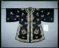 深青緞地立領對襟寬袖彩繡蝶花紋女褂藏品圖，第1張