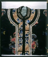 深青緞地立領對襟寬袖彩繡蝶花紋女褂藏品圖，第2張