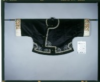 黑緞地琵琶襟立領寬袖彩繡麻姑上壽紋女褂藏品圖，第1張