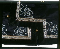 黑緞地琵琶襟立領寬袖彩繡麻姑上壽紋女褂藏品圖，第3張