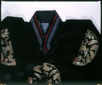 黑緞地立領對襟窄袖盤金仙鶴團花女褂藏品圖，第3張