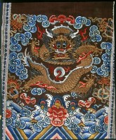 深棕緞地金繡龍鳳紋馬面裙藏品圖，第2張