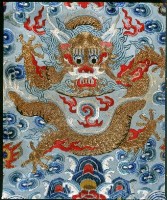 天青緞地金繡龍鳳紋馬面裙藏品圖，第3張