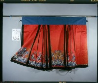 紅緞地五彩金繡龍鳳紋馬面裙藏品圖，第1張