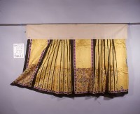 蔥黃綢地彩繡孔雀牡丹紋馬面裙藏品圖，第1張