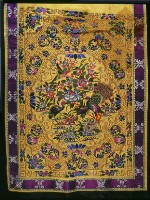 蔥黃綢地彩繡孔雀牡丹紋馬面裙藏品圖，第2張