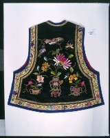 黑緞地大襟彩繡花蝶紋女童馬甲藏品圖，第1張